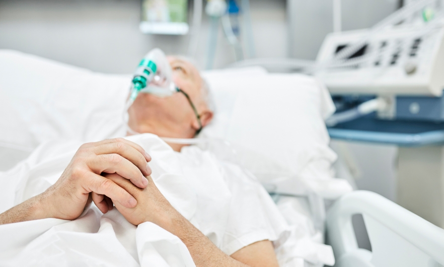 Male patient on oxygen in hospital