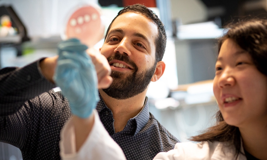 Jotham Suez and PhD candidate Annie Gao quantify bacteriophages.