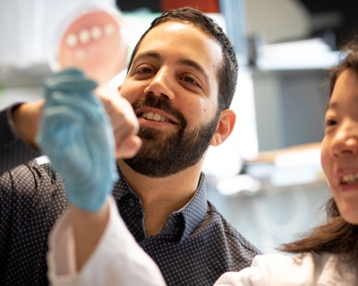 Jotham Suez and PhD candidate Annie Gao quantify bacteriophages.