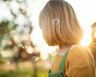 photo of back of head of blond girl