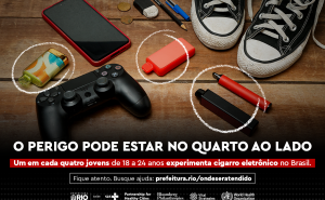 Collection of images in an anti-tobacco ad for the city of Rio in Brazil with text in Portuguese: &quot;O perigo pode estar no quarto ao lado. Um em cada quatro jovens de 18 a 24 anos experiementa cigarro eletronico no Brasil&quot; with images including black and white converse shoes, a red iphone, a video game control set, and vapes and e-cigarettes with white chalk circles.&quot;