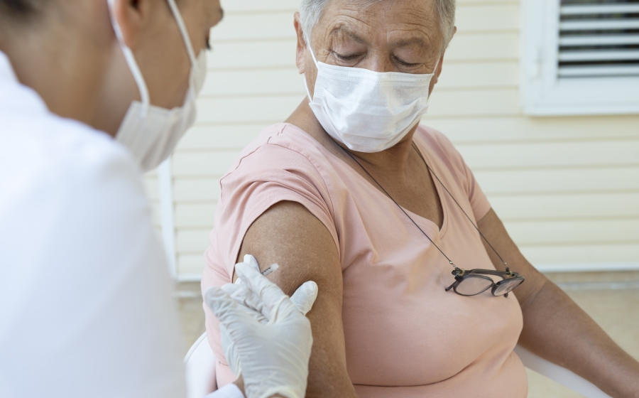 Woman recieves vaccination